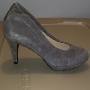 Gray pumps